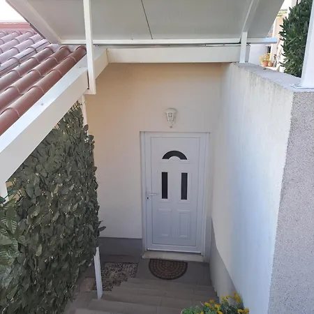 Stone Lägenhet *